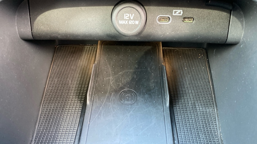 Volvo XC40 2.0 B4P Ultra Black Edition 5dr Auto Petrol Estate - Image 28