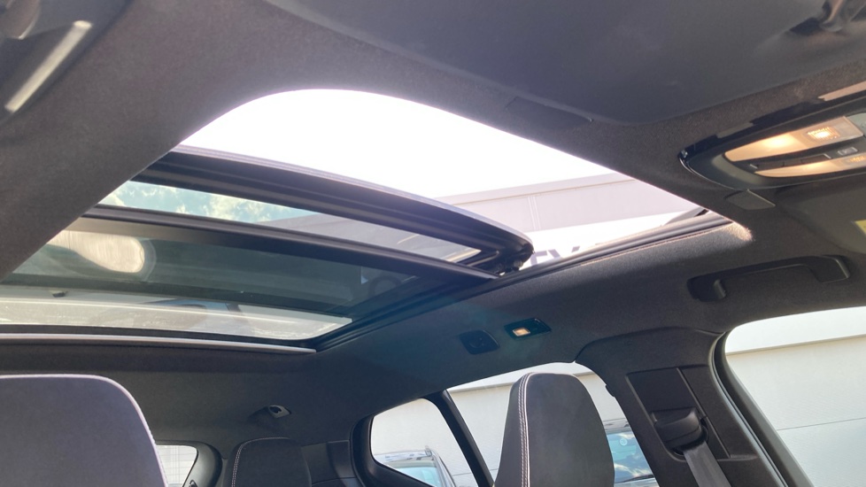 Volvo XC40 2.0 B4P Ultra Black Edition 5dr Auto Petrol Estate - Image 35