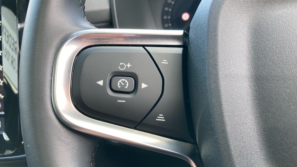Volvo XC40 2.0 B4P Ultra Black Edition 5dr Auto Petrol Estate - Image 37