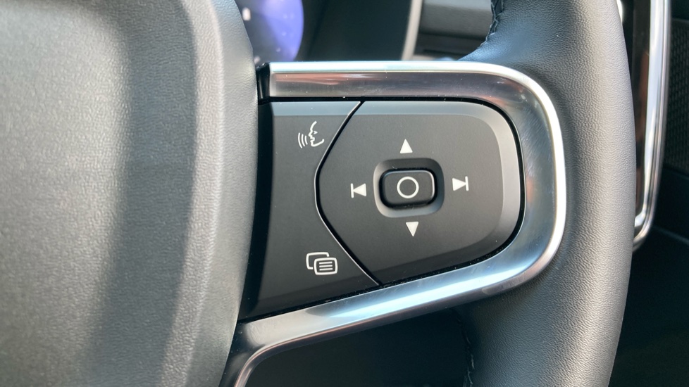 Volvo XC40 2.0 B4P Ultra Black Edition 5dr Auto Petrol Estate - Image 38