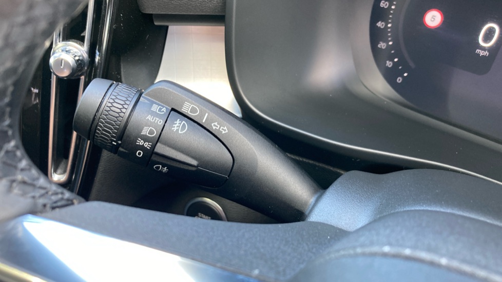Volvo XC40 2.0 B4P Ultra Black Edition 5dr Auto Petrol Estate - Image 39