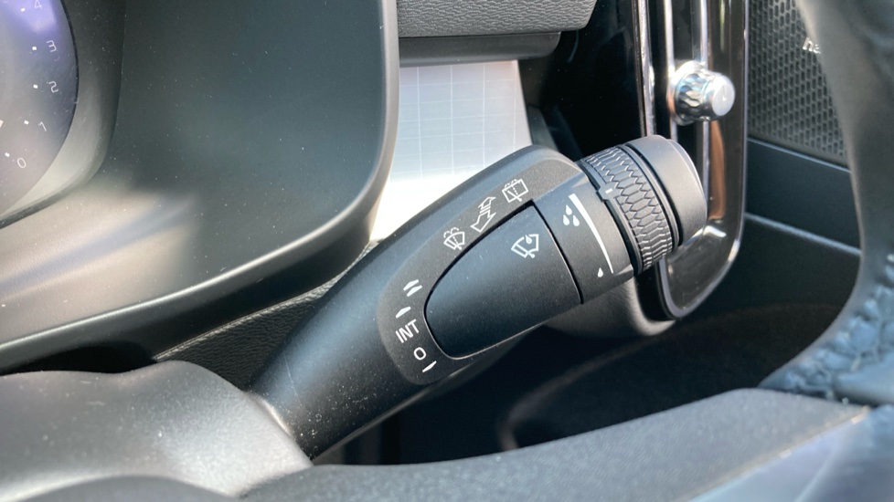 Volvo XC40 2.0 B4P Ultra Black Edition 5dr Auto Petrol Estate - Image 40