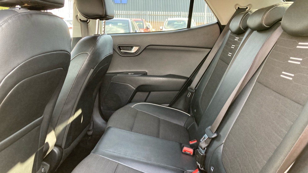 Kia Stonic 1.0T GDi 48V GT-Line S 5dr DCT Petrol Estate - Image 16