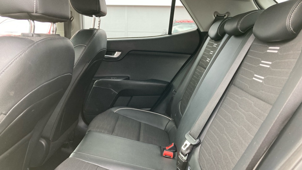 Kia Stonic 1.0T GDi 48V GT-Line S 5dr DCT Petrol Estate - Image 16