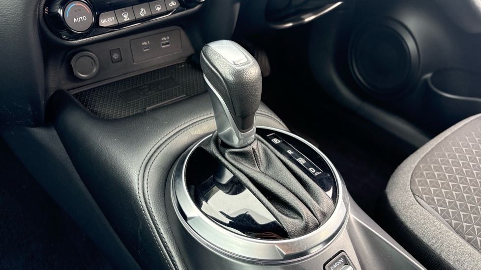 Nissan Juke 1.6 Hybrid N-Connecta 5dr Auto Hybrid Hatchback - Image 13