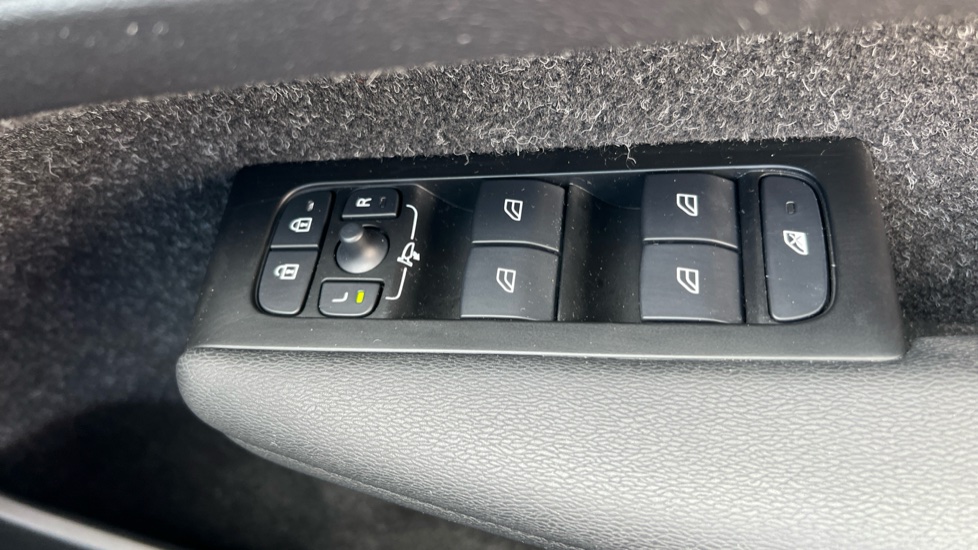Volvo XC40 1.5 T3 [163] R DESIGN Pro 5dr Geartronic Petrol Estate - Image 19
