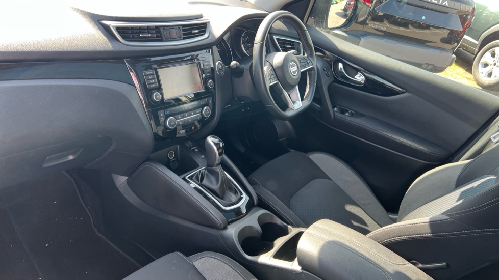 Nissan Qashqai 1.3 DiG-T 160 [157] N-Connecta 5dr DCT Glass Roof Petrol Hatchback - Image 9