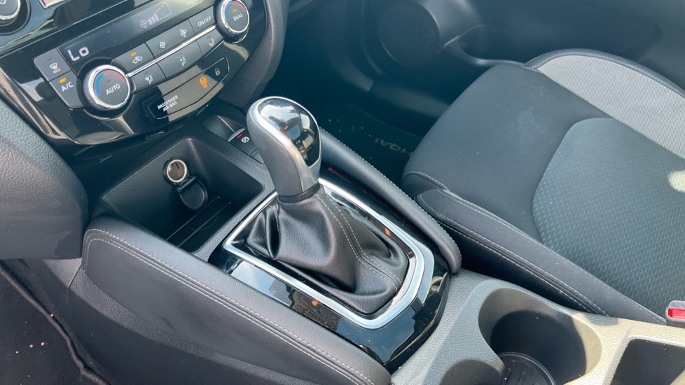 Nissan Qashqai 1.3 DiG-T 160 [157] N-Connecta 5dr DCT Glass Roof Petrol Hatchback - Image 13