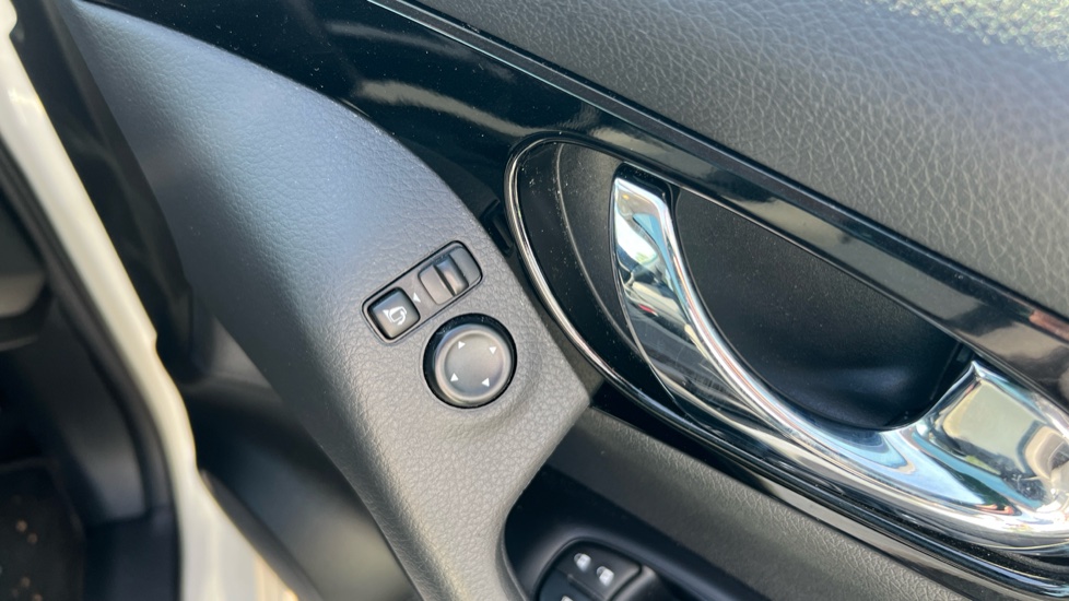 Nissan Qashqai 1.3 DiG-T 160 [157] N-Connecta 5dr DCT Glass Roof Petrol Hatchback - Image 21