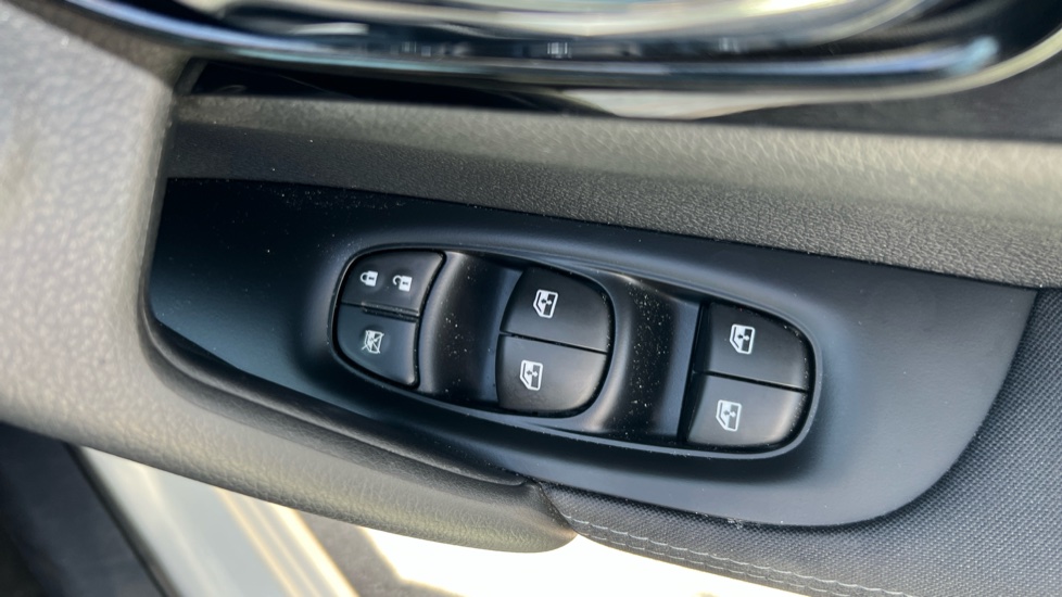 Nissan Qashqai 1.3 DiG-T 160 [157] N-Connecta 5dr DCT Glass Roof Petrol Hatchback - Image 22