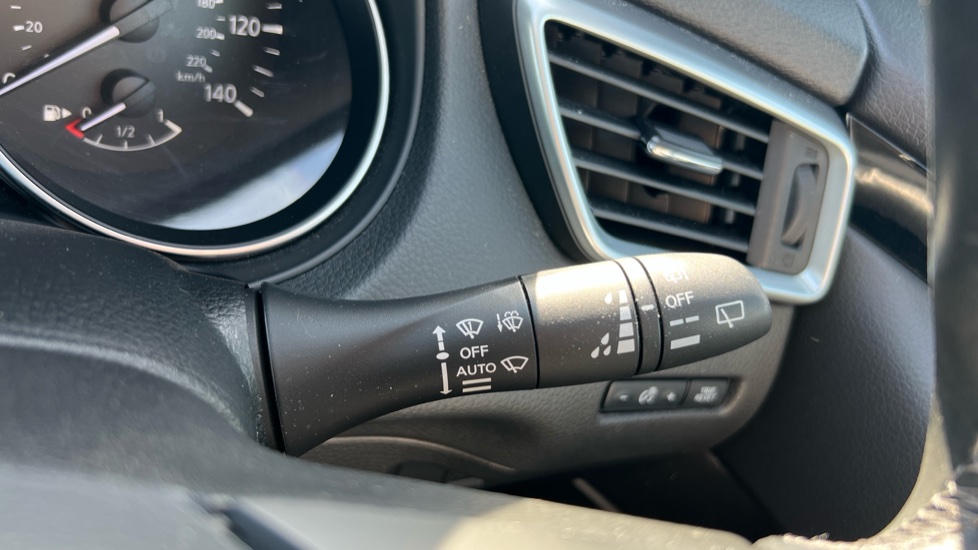 Nissan Qashqai 1.3 DiG-T 160 [157] N-Connecta 5dr DCT Glass Roof Petrol Hatchback - Image 24