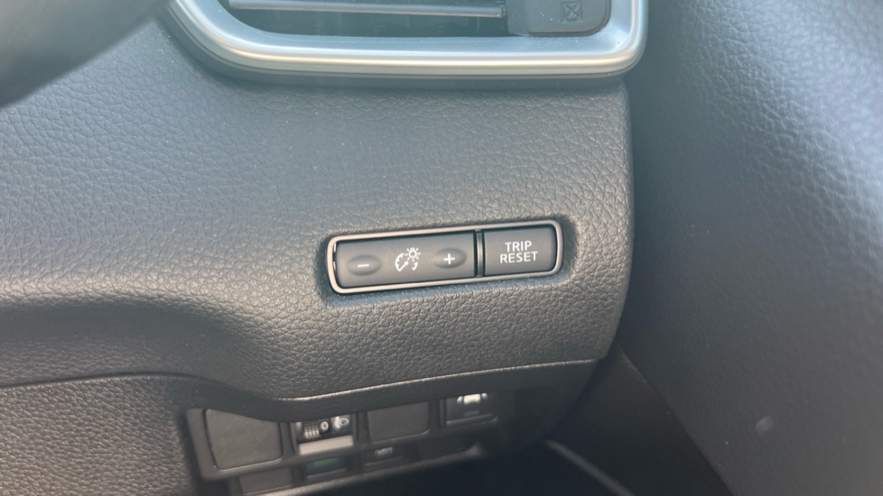Nissan Qashqai 1.3 DiG-T 160 [157] N-Connecta 5dr DCT Glass Roof Petrol Hatchback - Image 25