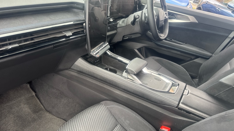 Renault Austral E-Tech FHEV Techno Esprit Alpine 5dr Auto Hybrid Estate - Image 13
