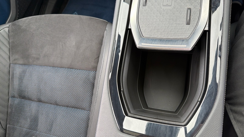 Renault Rafale E-Tech FHEV Iconic Esprit Alpine 5dr Auto 4C Hybrid Estate - Image 39
