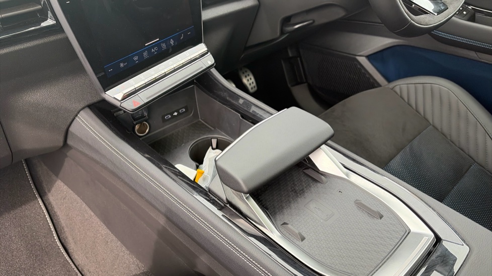 Renault Rafale E-Tech FHEV Iconic Esprit Alpine 5dr Auto 4C Hybrid Estate - Image 13