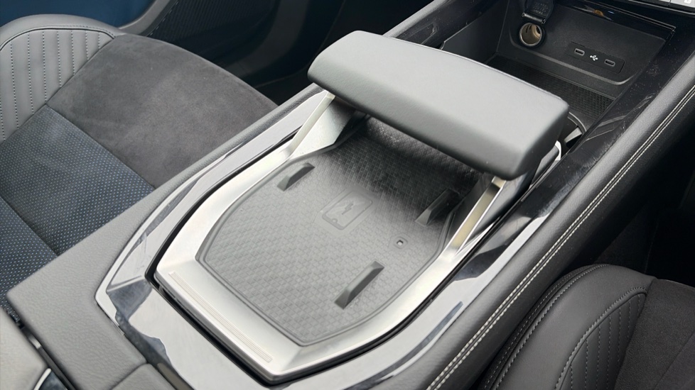 Renault Rafale E-Tech FHEV Iconic Esprit Alpine 5dr Auto 4C Hybrid Estate - Image 31
