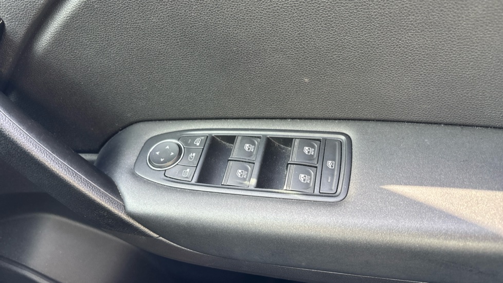 Renault Captur 1.0 TCE 100 Iconic 5dr Petrol Hatchback - Image 33
