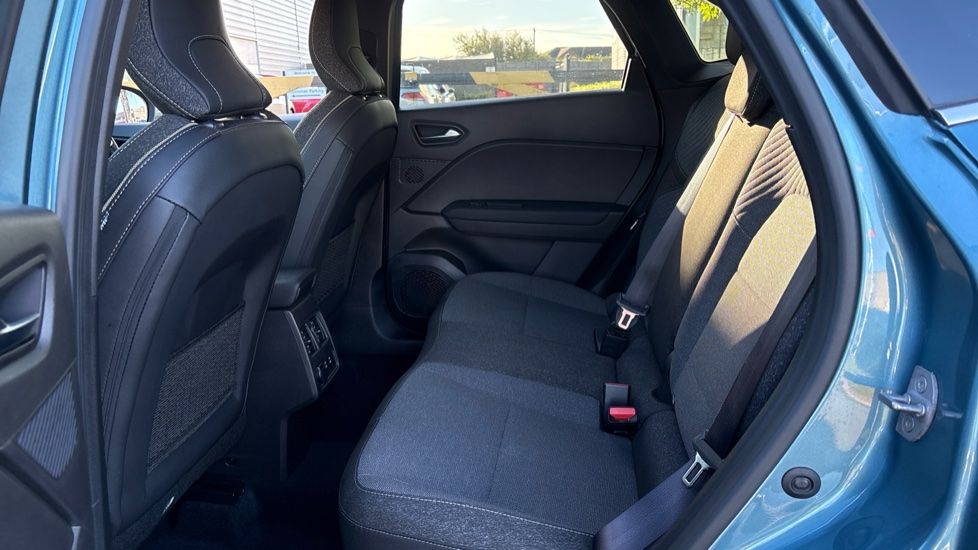Renault Symbioz 1.8 E-Tech FHEV 160 Techno 5dr Auto Hybrid Estate - Image 16