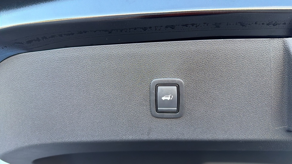 Renault 4 110kW Iconic+ 52kWh Comfort range 5dr Auto Electric Estate - Image 23