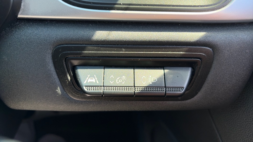 Renault Captur 1.0 TCE 90 Evolution 5dr Petrol Hatchback - Image 26