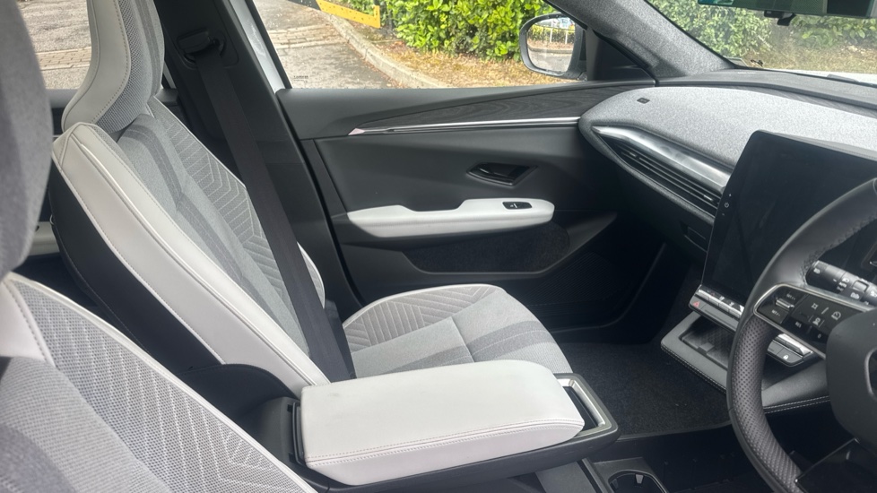 Renault Scenic E-Tech 160kW Iconic 87kWh Long Range 5dr Auto Electric Estate - Image 14