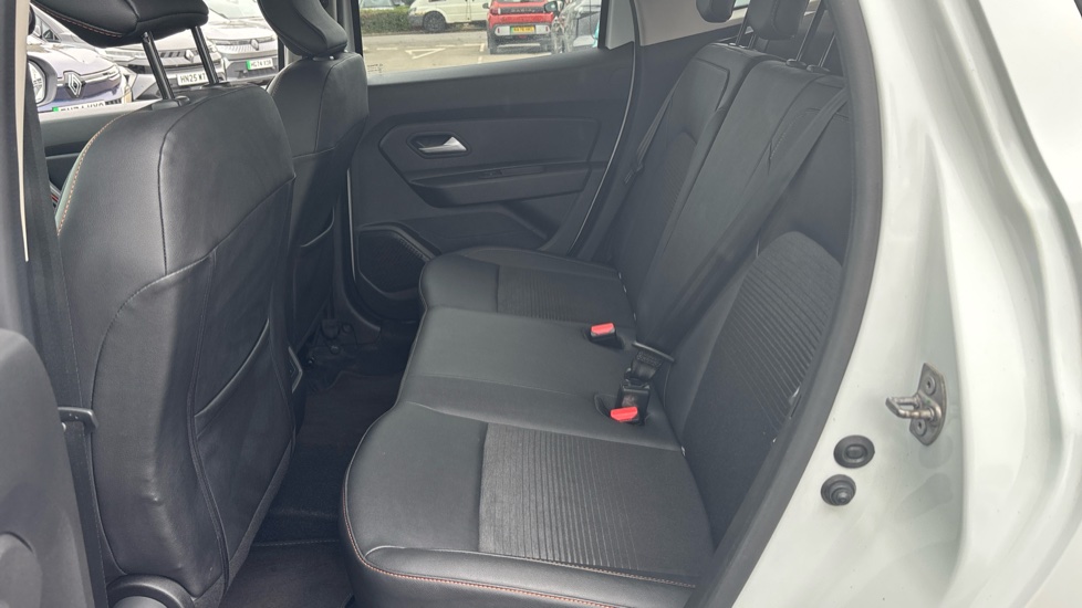 Dacia Duster 1.3 TCe 130 Extreme SE 5dr Petrol Estate - Image 16