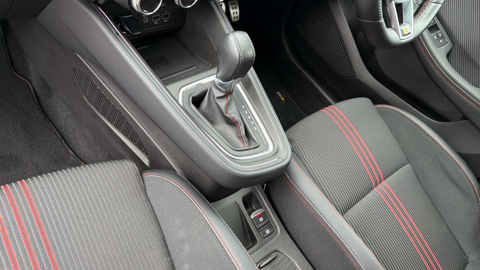 Renault Clio 1.6 E-TECH Hybrid 140 RS Line 5dr Auto Hybrid Hatchback - Image 13