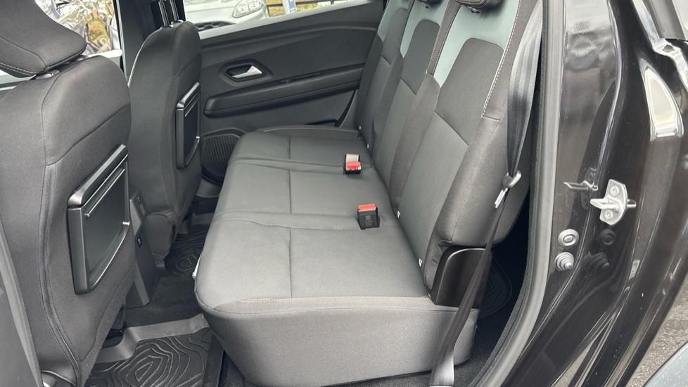 Dacia Jogger 1.0 TCe Extreme 5dr Petrol Estate - Image 16