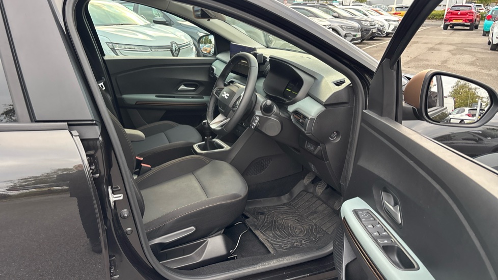 Dacia Jogger 1.0 TCe Extreme 5dr Petrol Estate - Image 32