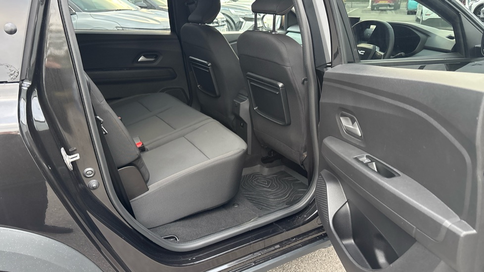Dacia Jogger 1.0 TCe Extreme 5dr Petrol Estate - Image 39