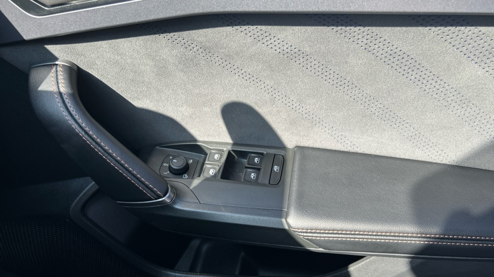 CUPRA Leon 1.5 eTSI 150 V2 5dr DSG Petrol Hatchback - Image 36