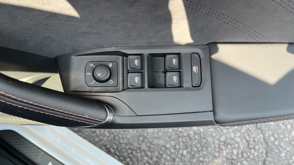 CUPRA Leon 1.5 eTSI 150 V2 5dr DSG Petrol Hatchback - Image 32