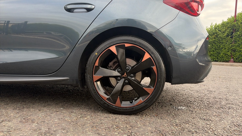 CUPRA Leon 1.5 eTSI V1 Design Edition 5dr DSG Petrol Hatchback - Image 5
