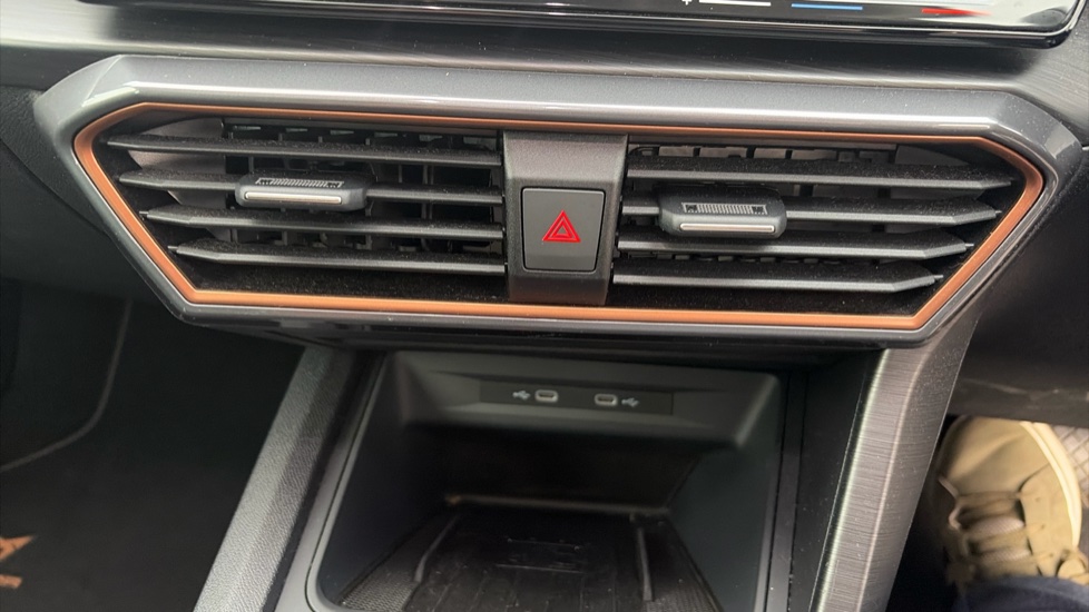 CUPRA Leon 1.5 eTSI V1 Design Edition 5dr DSG Petrol Hatchback - Image 27
