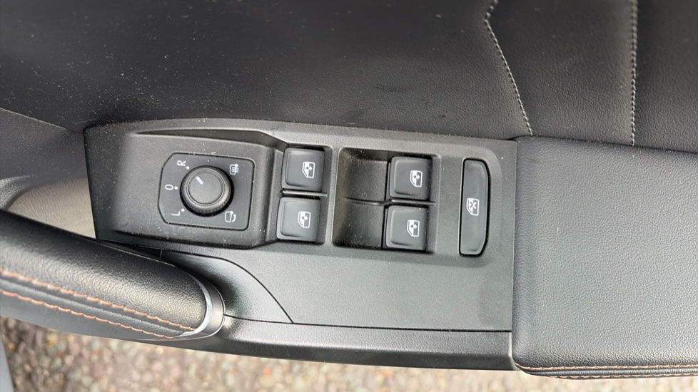 CUPRA Leon 1.5 eTSI V1 Design Edition 5dr DSG Petrol Hatchback - Image 31