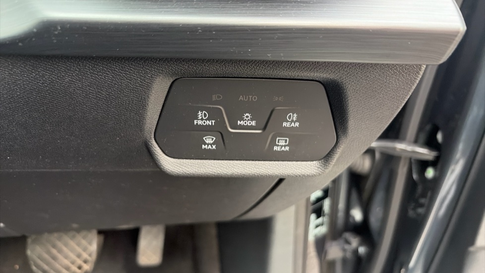 CUPRA Leon 1.5 eTSI V1 Design Edition 5dr DSG Petrol Hatchback - Image 32