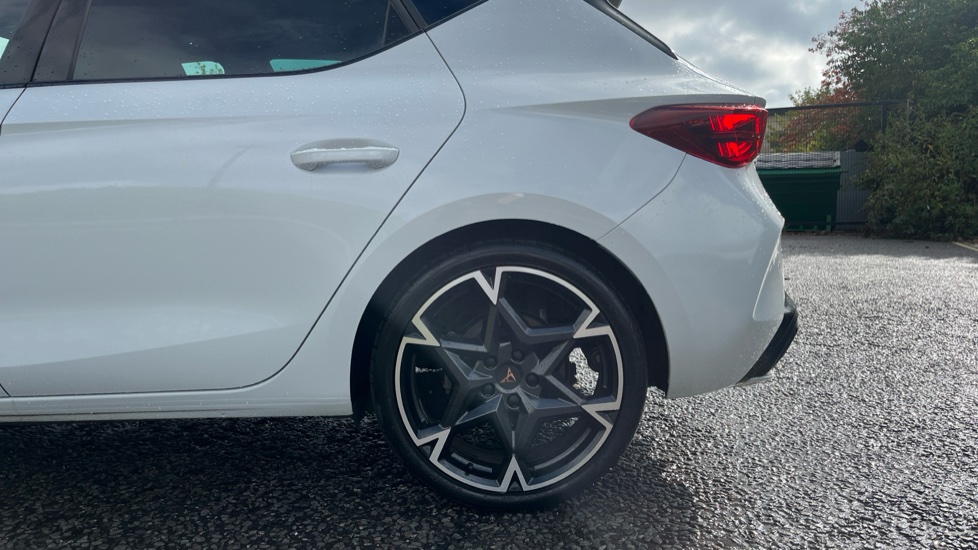 CUPRA Leon 1.5 eTSI 150 V2 5dr DSG Petrol Hatchback - Image 5