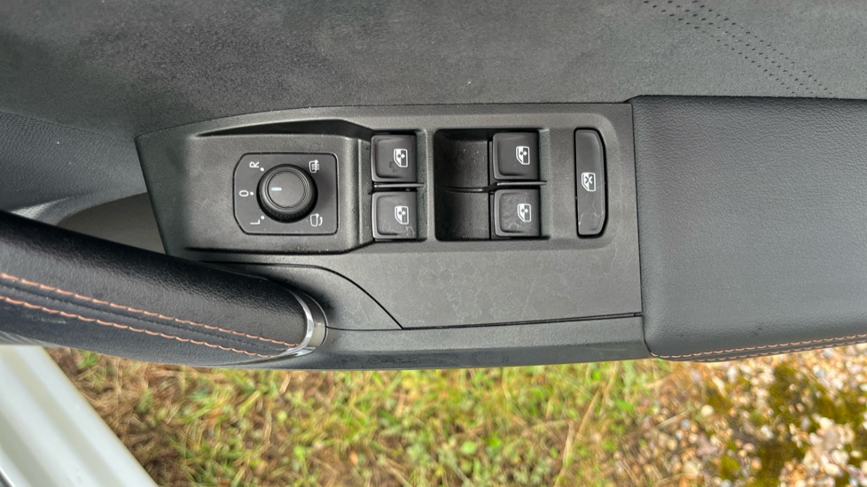 CUPRA Leon 1.5 eTSI 150 V2 5dr DSG Petrol Hatchback - Image 30
