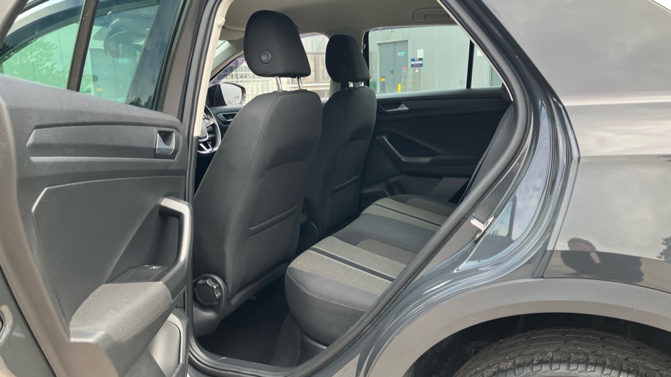 Volkswagen T-Roc 1.6 TDI SE 5dr Diesel Hatchback - Image 16