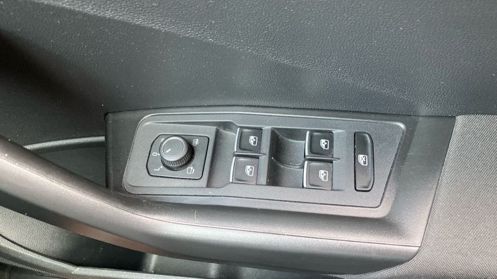 Volkswagen T-Roc 1.6 TDI SE 5dr Diesel Hatchback - Image 32