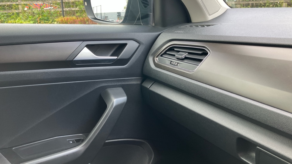Volkswagen T-Roc 1.6 TDI SE 5dr Diesel Hatchback - Image 33