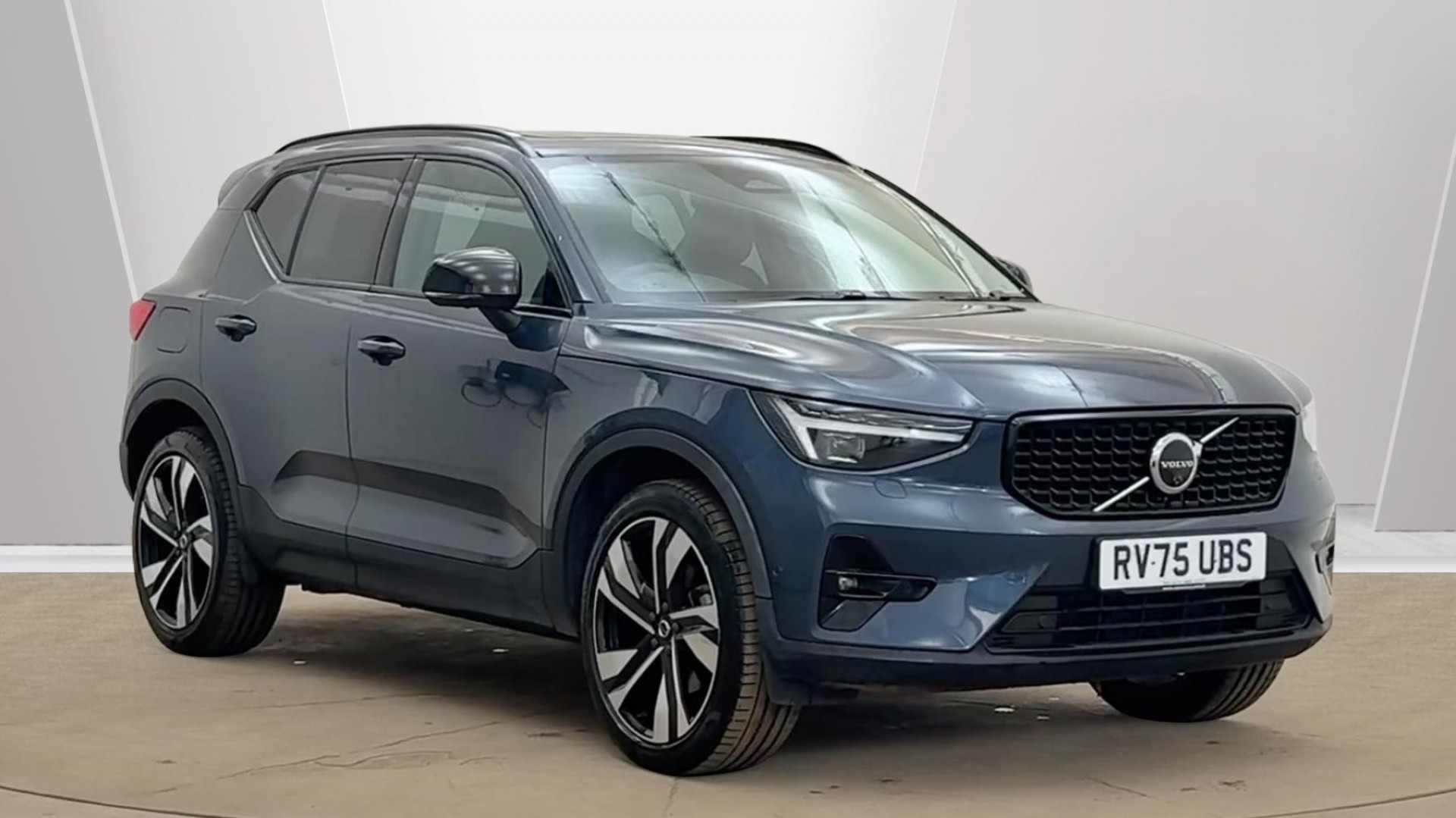 2025 VOLVO XC40