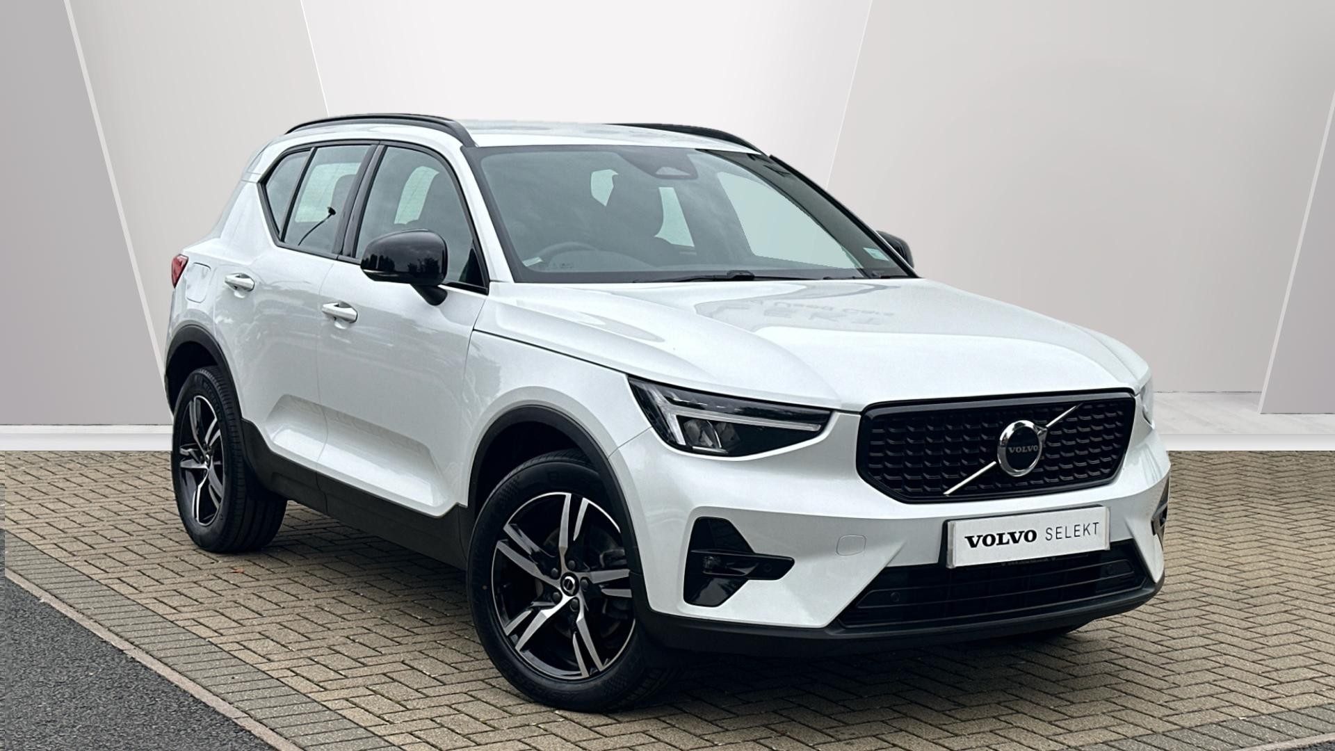 2023 VOLVO XC40