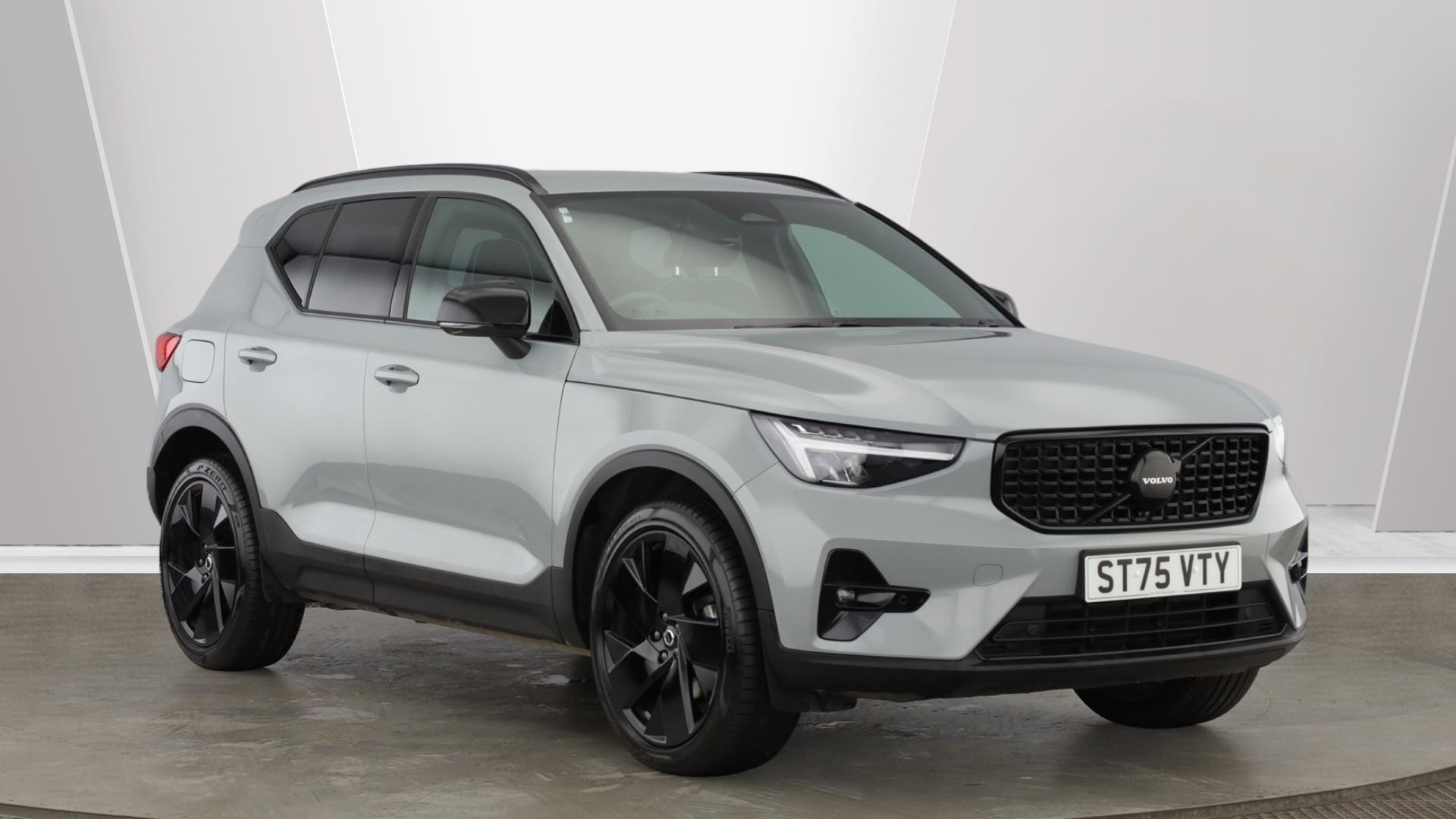 2025 VOLVO XC40