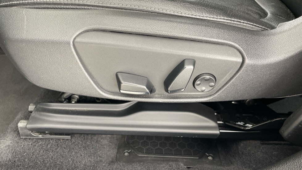 BMW 2 Series 225i xDrive Luxury 5dr Step Auto Petrol Hatchback - Image 27