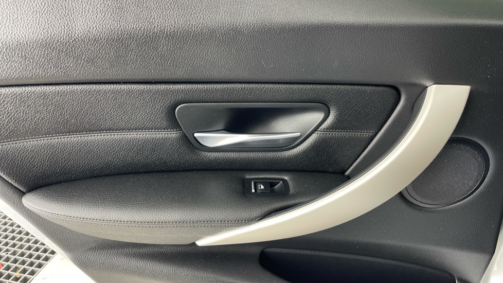 BMW 3 Series 320d SE 4dr Step Auto Diesel Saloon - Image 29