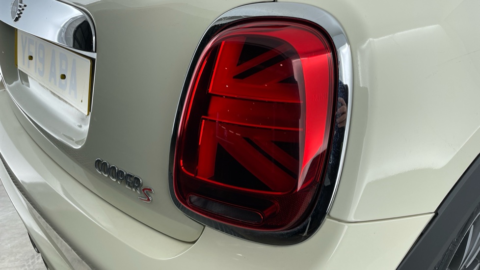 MINI Hatchback 2.0 Cooper S Exclusive II 5dr [Comfort Pack] Petrol Hatchback - Image 22