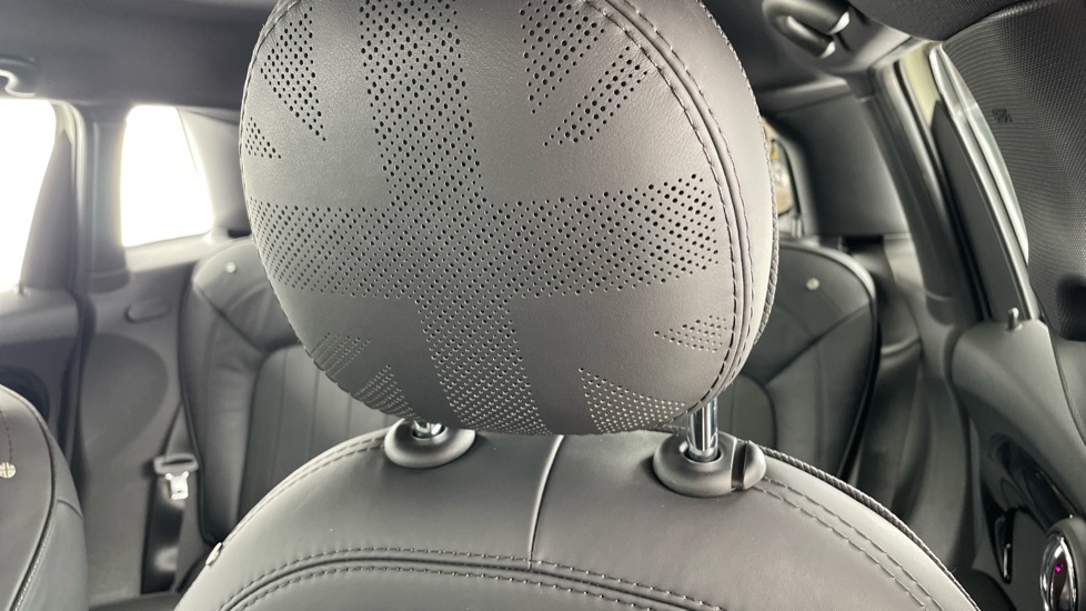 MINI Hatchback 2.0 Cooper S Exclusive II 5dr [Comfort Pack] Petrol Hatchback - Image 31