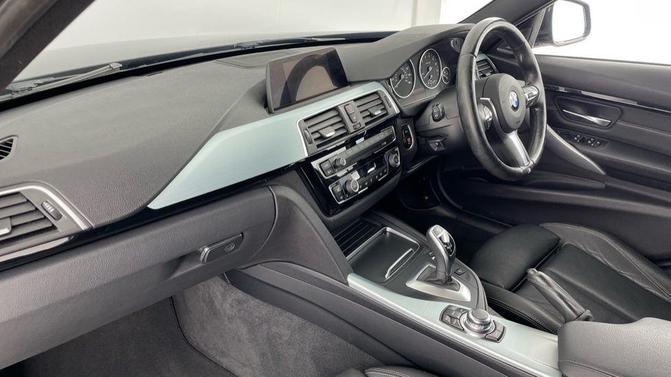 BMW 3 Series 320i xDrive M Sport 5dr Step Auto Petrol Estate - Image 7