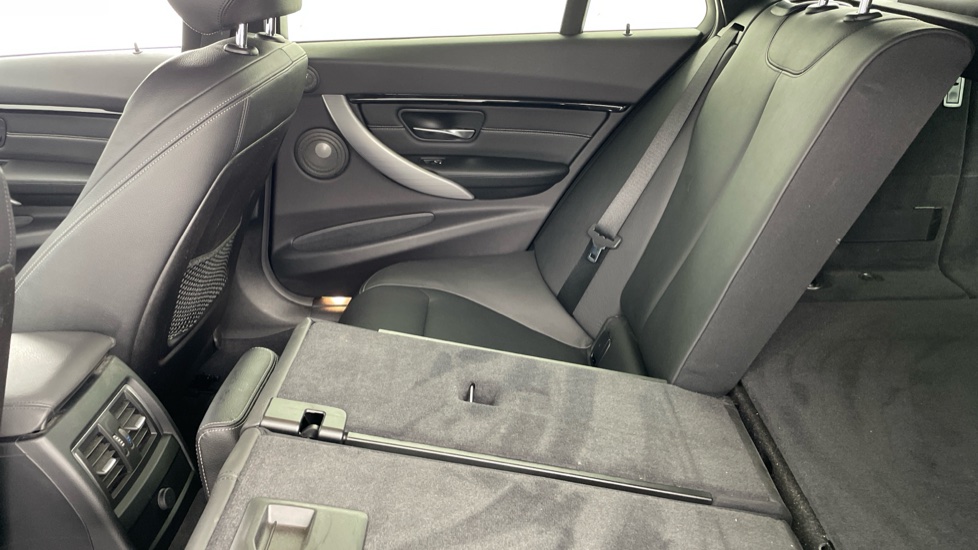 BMW 3 Series 320i xDrive M Sport 5dr Step Auto Petrol Estate - Image 39